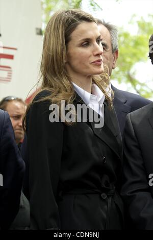 13 mai 2011 - Lorca, Région de Murcia, Espagne - Le Prince Felipe d'Espagne et la Princesse Letizia visitint lors d'une zone endommagée le plus pendant le tremblement de terre, cultivés de zéro. Neuf personnes ont été tuées dans les tremblements de la mesure 4.4 et 5.2 sur l'échelle de Richter qui a frappé la ville historique de Lorca. Les tremblements de terre Banque D'Images