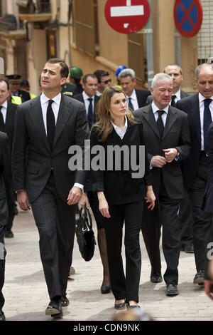 13 mai 2011 - Lorca, Région de Murcia, Espagne - Le Prince Felipe d'Espagne et la Princesse Letizia visitint lors d'une zone endommagée le plus pendant le tremblement de terre, cultivés de zéro. Neuf personnes ont été tuées dans les tremblements de la mesure 4.4 et 5.2 sur l'échelle de Richter qui a frappé la ville historique de Lorca. Les tremblements de terre Banque D'Images