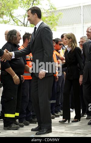 13 mai 2011 - Lorca, Région de Murcia, Espagne - Le Prince Felipe d'Espagne et la Princesse Letizia visitint lors d'une zone endommagée le plus pendant le tremblement de terre, cultivés de zéro. Neuf personnes ont été tuées dans les tremblements de la mesure 4.4 et 5.2 sur l'échelle de Richter qui a frappé la ville historique de Lorca. Les tremblements de terre Banque D'Images