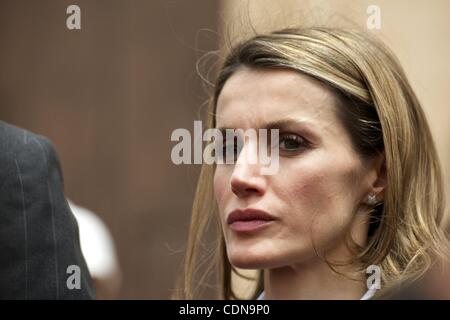 13 mai 2011 - Lorca, Région de Murcia, Espagne - Le Prince Felipe d'Espagne et la Princesse Letizia visitint lors d'une zone endommagée le plus pendant le tremblement de terre, cultivés de zéro. Neuf personnes ont été tuées dans les tremblements de la mesure 4.4 et 5.2 sur l'échelle de Richter qui a frappé la ville historique de Lorca. Les tremblements de terre Banque D'Images