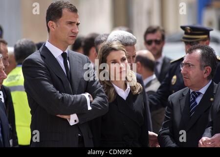 13 mai 2011 - Lorca, Région de Murcia, Espagne - Le Prince Felipe d'Espagne et la Princesse Letizia visitint lors d'une zone endommagée le plus pendant le tremblement de terre, cultivés de zéro. Neuf personnes ont été tuées dans les tremblements de la mesure 4.4 et 5.2 sur l'échelle de Richter qui a frappé la ville historique de Lorca. Les tremblements de terre Banque D'Images