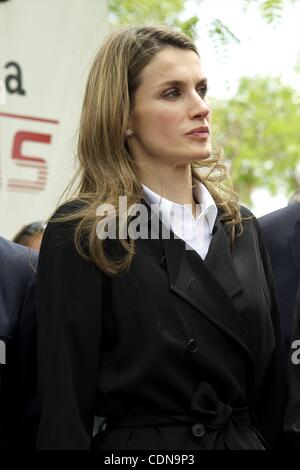 13 mai 2011 - Lorca, Région de Murcia, Espagne - Le Prince Felipe d'Espagne et la Princesse Letizia visitint lors d'une zone endommagée le plus pendant le tremblement de terre, cultivés de zéro. Neuf personnes ont été tuées dans les tremblements de la mesure 4.4 et 5.2 sur l'échelle de Richter qui a frappé la ville historique de Lorca. Les tremblements de terre Banque D'Images