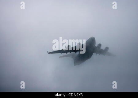 14 mai 2011 - Dover, Delaware, États-Unis - un C-17 fait un survol à travers ciel pluvieux au Dover International Speedway avant le 5-Hour Energy 200 course de NASCAR samedi. (Crédit Image : © Stephen UN Arce/Cal/ZUMAPRESS.com) Media Sport Banque D'Images