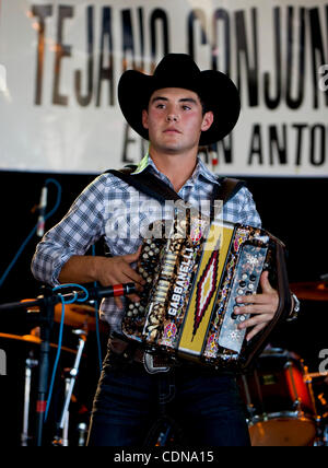 14 mai 2011 - San Antonio, Texas, USA - Omar Garza et le Palmview High School (La Joya, Texas), 'La Tradicion', effectuer à la 30e Festival annuel de Tejano Conjunto. Conjunto music a commencé il y a plus de 100 ans lorsque les musiciens mexicains vivant au sud du Texas a adopté les trois boutons animés, ac Banque D'Images