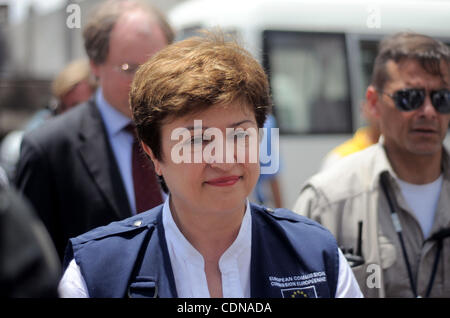 Commissaire européenne chargée de la coopération internationale, aide humanitaire et réaction aux crises, Kristalina Georgieva, visite un siège des Nations Unies à Gaza le 16 mai 2011. Photo par Mustafa Hassona Banque D'Images