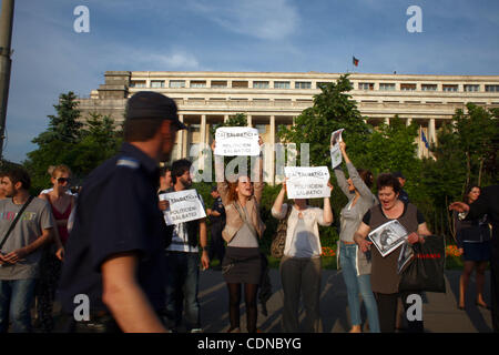 20 mai 2011 - BUCAREST , ROUMANIE - Les gens participent à un flash mob contre l'abattage des chevaux sauvages de Letea Forest dans le Delta du Danube, sur la Piata Victoriei, à Bucarest. 71 chevaux sauvages sont détenus et sont censés être pris à l'abatoirre la semaine prochaine. Il est considéré que le l Banque D'Images