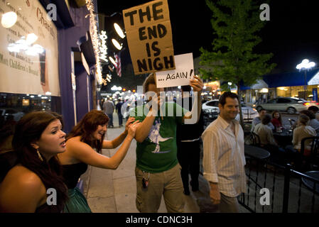 20 mai 2011 - Ann Arbor, Michigan, États-Unis - Kwayera Davis marche le long de la rue principale et s'amuser avec des personnes levant la version d'une fin-du-Monde sign in Ann Arbor, MI, le 20 mai 2011. (Crédit Image : © Mark Bialek/ZUMAPRESS.com) Banque D'Images