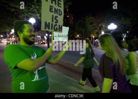 20 mai 2011 - Ann Arbor, Michigan, États-Unis - KWAYERA DAVIS s'amuser avec des personnes levant la version d'une fin-du-monde signe à Ann Arbor. (Crédit Image : © Mark Bialek/ZUMAPRESS.com) Banque D'Images