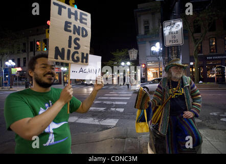 20 mai 2011 - Ann Arbor, Michigan, États-Unis - Kwayera Davis détient sa version d'une fin-du-monde signe en tant que savoir bien nommé local Spooner mans son poste habituel sur la rue Main à Ann Arbor, MI, le 20 mai 2011. (Crédit Image : © Mark Bialek/ZUMAPRESS.com) Banque D'Images