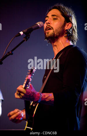 21 mai 2011 - Austin, Texas, États-Unis - Ryan Bingham et les chevaux morts jouent un sold out show à Stubbs à Austin, Texas. Les accompagnements, Le Bingham chevaux morts, sont Matthew Smith (batterie), Corby Schaub (guitare et mandoline) et Elijah Ford (basse). Le bassiste sur Mescalito était JEB Stuart. (Crédit Imag Banque D'Images