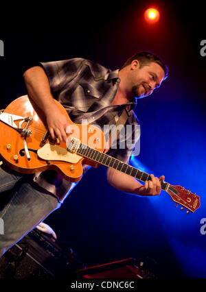 21 mai 2011 - Austin, Texas, États-Unis - Ryan Bingham et les chevaux morts jouent un sold out show à Stubbs à Austin, Texas. Les accompagnements, Le Bingham chevaux morts, sont Matthew Smith (batterie), Corby Schaub (guitare et mandoline) et Elijah Ford (basse). Le bassiste sur Mescalito était JEB Stuart. (Crédit Imag Banque D'Images