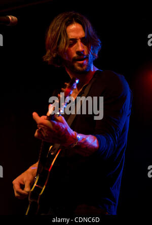 21 mai 2011 - Austin, Texas, États-Unis - Ryan Bingham et les chevaux morts jouent un sold out show à Stubbs à Austin, Texas. Les accompagnements, Le Bingham chevaux morts, sont Matthew Smith (batterie), Corby Schaub (guitare et mandoline) et Elijah Ford (basse). Le bassiste sur Mescalito était JEB Stuart. (Crédit Imag Banque D'Images