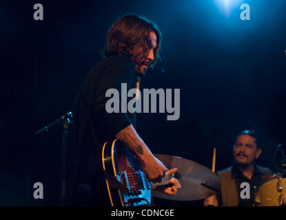 21 mai 2011 - Austin, Texas, États-Unis - Ryan Bingham et les chevaux morts jouent un sold out show à Stubbs à Austin, Texas. Les accompagnements, Le Bingham chevaux morts, sont Matthew Smith (batterie), Corby Schaub (guitare et mandoline) et Elijah Ford (basse). Le bassiste sur Mescalito était JEB Stuart. (Crédit Imag Banque D'Images