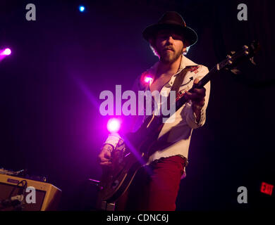 21 mai 2011 - Austin, Texas, États-Unis - Ryan Bingham et les chevaux morts jouent un sold out show à Stubbs à Austin, Texas. Les accompagnements, Le Bingham chevaux morts, sont Matthew Smith (batterie), Corby Schaub (guitare et mandoline) et Elijah Ford (basse). Le bassiste sur Mescalito était JEB Stuart. (Crédit Imag Banque D'Images