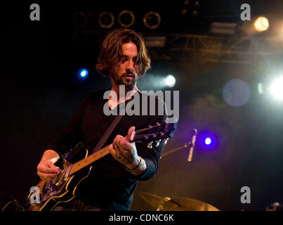 21 mai 2011 - Austin, Texas, États-Unis - Ryan Bingham et les chevaux morts jouent un sold out show à Stubbs à Austin, Texas. Les accompagnements, Le Bingham chevaux morts, sont Matthew Smith (batterie), Corby Schaub (guitare et mandoline) et Elijah Ford (basse). Le bassiste sur Mescalito était JEB Stuart. (Crédit Imag Banque D'Images