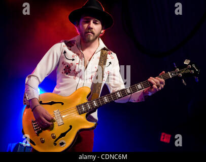 21 mai 2011 - Austin, Texas, États-Unis - RYAN Bingham et les chevaux morts jouent un sold out show à Stubbs à Austin, Texas. Les accompagnements, Le Bingham chevaux morts, sont Matthew Smith (batterie), Corby Schaub (guitare et mandoline) et Elijah Ford (basse). Le bassiste sur Mescalito était JEB Stuart. (Crédit Imag Banque D'Images