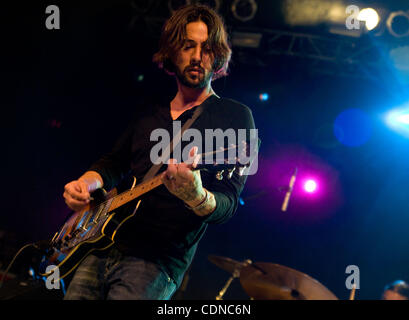 21 mai 2011 - Austin, Texas, États-Unis - Ryan Bingham et les chevaux morts jouent un sold out show à Stubbs à Austin, Texas. Les accompagnements, Le Bingham chevaux morts, sont Matthew Smith (batterie), Corby Schaub (guitare et mandoline) et Elijah Ford (basse). Le bassiste sur Mescalito était JEB Stuart. (Crédit Imag Banque D'Images