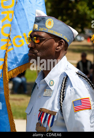 29 mai 2011 - Santa Nella, CA, États-Unis - Memorial Day au cimetière national de San Joaquin Valley Santa Nella, CA Dimanche 29 mai 2011(20110528) David Smith Sr. un membre du 12ème arrondissement de la légion américaine de la Californie attend avant d'afficher son drapeau lors de Memorial Day services. Marty Bicek Banque D'Images