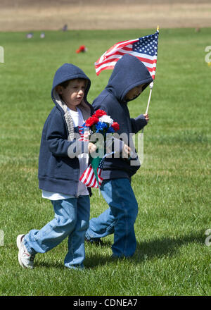 29 mai 2011 - Santa Nella, CA, États-Unis - Memorial Day au cimetière national de San Joaquin Valley Santa Nella, CA Dimanche 29 mai 2011(20110528) Elija Garcia, 6ans, à gauche, et son frère Julian Garcia, 7 ans, chercher leur grand-père avant dimanche Memorial Day au service national de la vallée de San Joaquin Banque D'Images