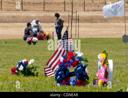 29 mai 2011 - Santa Nella, CA, États-Unis - Memorial Day au cimetière national de San Joaquin Valley Santa Nella, CA Dimanche 29 mai 2011(20110528) Famille et amis leur vistied proches et rendu hommage à ceux qui ont servi dans l'armée et perdu la vie pour notre pays. Marty Bic Banque D'Images