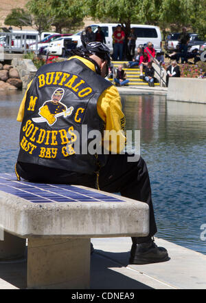 29 mai 2011 - Santa Nella, CA, États-Unis - Memorial Day au cimetière national de San Joaquin Valley Santa Nella, CA Dimanche 29 mai 2011(20110528) PB Lewis des soldats de Buffalo Moto clud East Bay CA dit une prière pendant le Service Commémoratif dimanche à San Joaquin Valley National Cemetery. Banque D'Images