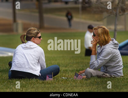 29 mai 2011 - Santa Nella, CA, États-Unis - Memorial Day au cimetière national de San Joaquin Valley Santa Nella, CA Dimanche 29 mai 2011(20110528) Melissa Keville, gauche, et sa mère, Robin Keville siéger par Robins pères pierre tête dimanche après-midi. Marty Bicek/Zuma Press (crédit Image : © Marty Bicek/ Banque D'Images