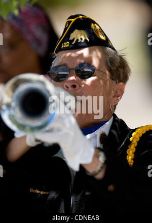 29 mai 2011 - Santa Nella, CA, États-Unis - Memorial Day au cimetière national de San Joaquin Valley Santa Nella, CA Dimanche 29 mai 2011(20110528) Gail Belmont, ancien combattant, 14e armée toutes Womens Bande de Valley Springs, CA effectue le Jour commémoratif de robinets au cours de services. Marty Bicek/Zuma Press (crédit Image : © Banque D'Images