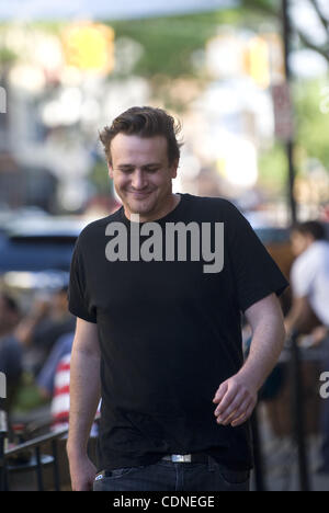 30 mai 2011 - Ann Arbor, Michigan, États-Unis - Jason Segel marche le long de la rue principale sur son jour de congé de filmer la ''l'Engagement de 5 ans'' à Ann Arbor, MI, le 31 mai 2011. (Crédit Image : © Mark Bialek/ZUMAPRESS.com) Banque D'Images