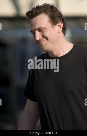 30 mai 2011 - Ann Arbor, Michigan, États-Unis - Jason Segel marche le long de la rue principale sur son jour de congé de filmer la ''l'Engagement de 5 ans'' à Ann Arbor, MI sur Memorial Day, le 31 mai 2011. (Crédit Image : © Mark Bialek/ZUMAPRESS.com) Banque D'Images