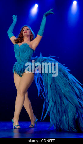 Juin 03, 2011 - Las Vegas, NV, USA - Catherine d'anglais, Miss Monde exotique 1992 & 1993, effectue à la 54e réunion annuelle au cours de la Vitrine Burlesque Burlesque Hall of Fame Weekend.(Image Crédit : © Brian Cahn/ZUMAPRESS.com) Banque D'Images