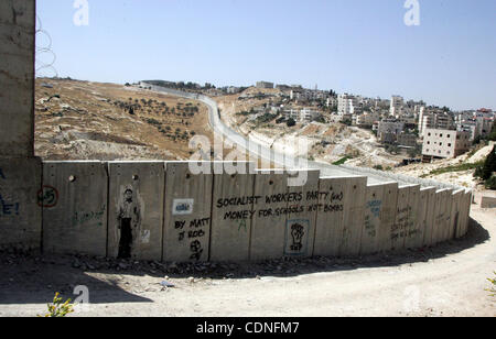 Jun 4, 2011 - Jérusalem, Israël - une vue d'une partie d'Israël la controversée barrière de séparation dans la ville cisjordanienne de Abu Dis. Israël dit-on les 723 kilomètres (454 milles) de l'acier et le béton des murs, des clôtures et des barbelés sont nécessaires pour la sécurité. Les Palestiniens estiment que c'est un accaparement des terres que Banque D'Images