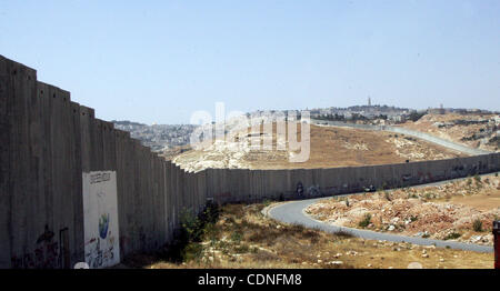 Jun 4, 2011 - Jérusalem, Israël - une vue d'une partie d'Israël la controversée barrière de séparation dans la ville cisjordanienne de Abu Dis. Israël dit-on les 723 kilomètres (454 milles) de l'acier et le béton des murs, des clôtures et des barbelés sont nécessaires pour la sécurité. Les Palestiniens estiment que c'est un accaparement des terres que Banque D'Images