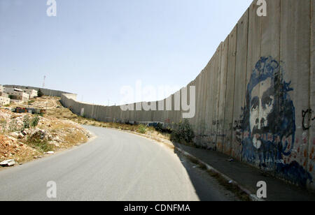 Jun 4, 2011 - Jérusalem, Israël - une vue d'une partie d'Israël la controversée barrière de séparation dans la ville cisjordanienne de Abu Dis. Israël dit-on les 723 kilomètres (454 milles) de l'acier et le béton des murs, des clôtures et des barbelés sont nécessaires pour la sécurité. Les Palestiniens estiment que c'est un accaparement des terres que Banque D'Images