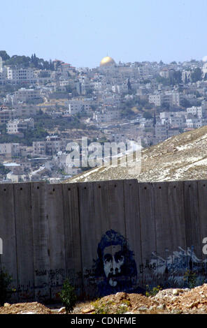 Jun 4, 2011 - Jérusalem, Israël - une vue d'une partie d'Israël la controversée barrière de séparation dans la ville cisjordanienne de Abu Dis. Israël dit-on les 723 kilomètres (454 milles) de l'acier et le béton des murs, des clôtures et des barbelés sont nécessaires pour la sécurité. Les Palestiniens estiment que c'est un accaparement des terres que Banque D'Images