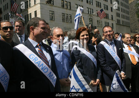 5 juin 2011 - New York, New York, États-Unis - Hommage à Israël Day Parade. Marcheurs marcher jusqu'au 5 janvier. avenue à Manhattan à'Â© - Photos 6 / 5 / 11 . N.Y.C. Le maire Mike Bloomberg - Citycouncil Le Président Christine Qui Banque D'Images