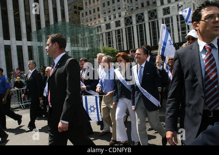 5 juin 2011 - New York, New York, États-Unis - Hommage à Israël Day Parade. Marcheurs marcher jusqu'au 5 janvier. avenue à Manhattan à'Â© - Photos 6 / 5 / 11 . Le maire Mike Bloomberg - Le président du conseil de ville Christine Quinn(Cre Banque D'Images