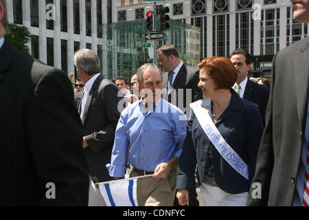 5 juin 2011 - New York, New York, États-Unis - Hommage à Israël Day Parade. Marcheurs marcher jusqu'au 5 janvier. avenue à Manhattan à'Â© - Photos 6 / 5 / 11 . Le maire Mike Bloomberg - Le président du conseil de ville Christine Quinn(Cre Banque D'Images