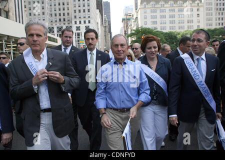 5 juin 2011 - New York, New York, États-Unis - Hommage à Israël Day Parade. Marcheurs marcher jusqu'au 5 janvier. avenue à Manhattan à'Â© - Photos 6 / 5 / 11 . N.Y.C. Le maire Mike Bloomberg - Le président du conseil de ville Christine Qu Banque D'Images