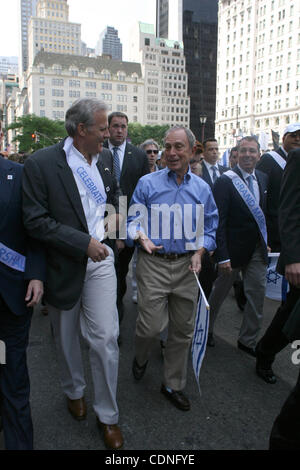 5 juin 2011 - New York, New York, États-Unis - Hommage à Israël Day Parade. Marcheurs marcher jusqu'au 5 janvier. avenue à Manhattan à'Â© - Photos 6 / 5 / 11 . N.Y.C. Le maire Mike Bloomberg(Image Crédit : Â© Bruce Cotler/Globe Banque D'Images