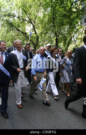 5 juin 2011 - New York, New York, États-Unis - Hommage à Israël Day Parade. Marcheurs marcher jusqu'au 5 janvier. avenue à Manhattan à'Â© - Photos 6 / 5 / 11 . N.Y.C. Le maire Mike Bloomberg - Le président du conseil de ville Christine Qu Banque D'Images