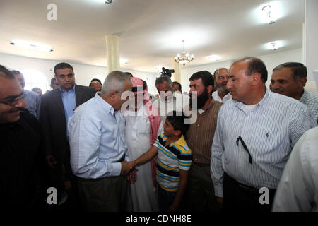 Le Premier Ministre palestinien, Salam Fayyad, assiste à la prière du vendredi à l'intérieur de la mosquée qui a été incendié et vandalisé mosquée par des colons israéliens en Cisjordanie al-Mughayyir village, environ 20 kilomètres (12 milles) au nord-est de Ramallah le 10 juin 2011. Photo par Mustafa Abu Dayeh Banque D'Images