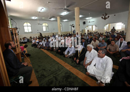 Le Premier Ministre palestinien, Salam Fayyad, assiste à la prière du vendredi à l'intérieur de la mosquée qui a été incendié et vandalisé mosquée par des colons israéliens en Cisjordanie al-Mughayyir village, environ 20 kilomètres (12 milles) au nord-est de Ramallah le 10 juin 2011. Photo par Mustafa Abu Dayeh Banque D'Images