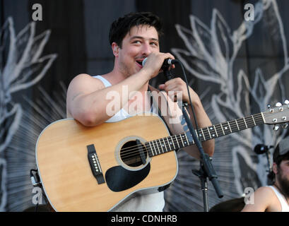 11 juin 2011 - Manchester, New York, USA - MARCUS MUMFORD de Mumford and Sons effectue pendant la Bonnaroo Music and Arts Festival à Manchester. (Crédit Image : &# 169 ; Jason Braverman/ZUMAPRESS.com) Banque D'Images