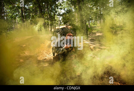 14 juin 2011 - Fort Bragg, Caroline du Nord, États-Unis - Le s.. THOMAS SAGER met son masque à gaz avec la fumée s'élevant autour de lui alors qu'il participe à l'Army Medical Command a meilleur guerrier compétition à la simulation médicale Centre de formation. Sager, a 36 ans, qui travaille dans la région de Fort Carson, Colorado veter Banque D'Images