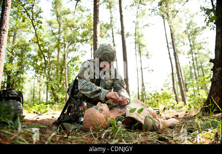 14 juin 2011 - Fort Bragg, Caroline du Nord, États-Unis - Le s.. THOMAS SAGER travaille sur un mannequin médical comme il participe à l'armée du Commandement médical concours meilleur guerrier à la simulation médicale Centre de formation. Sager, a 36 ans, qui travaille dans la région de Fort Carson, Colorado, installation de traitement vétérinaire Banque D'Images