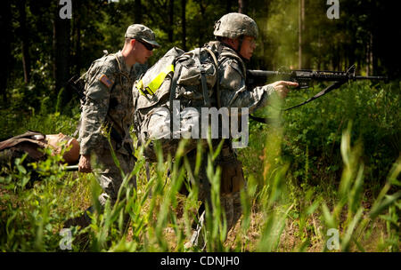 14 juin 2011 - Fort Bragg, Caroline du Nord, États-Unis - Le s.. THOMAS SAGER ouvre la voie alors que son équipe porte un mannequin sur une civière qu'il participe à l'armée du Commandement médical concours meilleur guerrier à la simulation médicale Centre de formation. Sager, a 36 ans, qui travaille dans la région de Fort Carson, C Banque D'Images