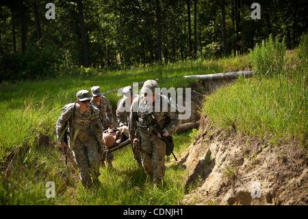 14 juin 2011 - Fort Bragg, Caroline du Nord, États-Unis - Le s.. THOMAS SAGER, droit, et son équipe porte un mannequin sur une civière qu'il participe à l'armée du Commandement médical concours meilleur guerrier à la simulation médicale Centre de formation. Sager, a 36 ans, qui travaille dans la région de Fort Carson, Colorado vet Banque D'Images