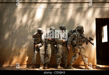 14 juin 2011 - Fort Bragg, Caroline du Nord, États-Unis - SPC. THOMAS KINCH, de gauche à droite, le SPC. DAVID KERR, SPC. CHRISTOPHER ROBINSON et le sergent. THOMAS SAGER, préparez-vous à entrer dans un bâtiment au cours de la commande de l'Armée concours meilleur guerrier à la simulation médicale Centre de formation. Sager, un 36-y Banque D'Images