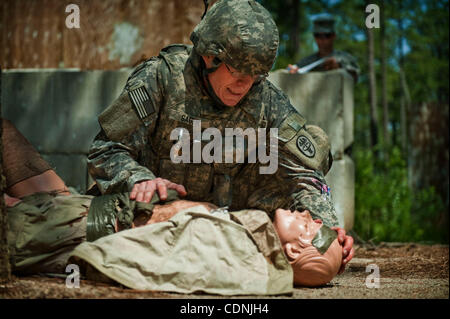 14 juin 2011 - Fort Bragg, Caroline du Nord, États-Unis - Le s.. THOMAS SAGER travaille sur un mannequin médical comme il participe à l'armée du Commandement médical concours meilleur guerrier à la simulation médicale Centre de formation. Sager, a 36 ans, qui travaille dans la région de Fort Carson, Colorado, installation de traitement vétérinaire Banque D'Images