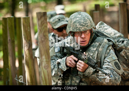 14 juin 2011 - Fort Bragg, Caroline du Nord, États-Unis - Le s.. THOMAS SAGER prend point va à travers un pont alors qu'il participe à l'armée du Commandement médical concours meilleur guerrier à la simulation médicale Centre de formation. Sager, a 36 ans, qui travaille dans la région de Fort Carson, Colorado traitement vétérinaire f Banque D'Images